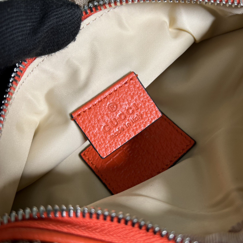 g*u*i x the n0*h F**e logo belt bag red