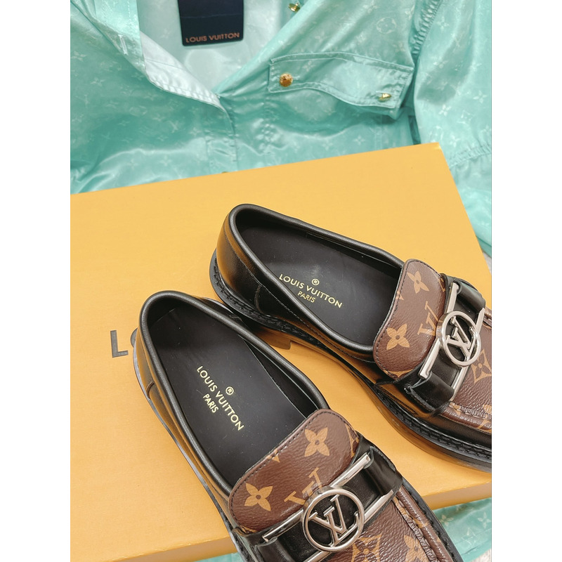 l**is V*t*n chess loafers