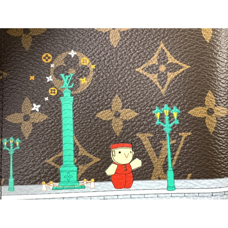 l**is V*t*n paassport cover