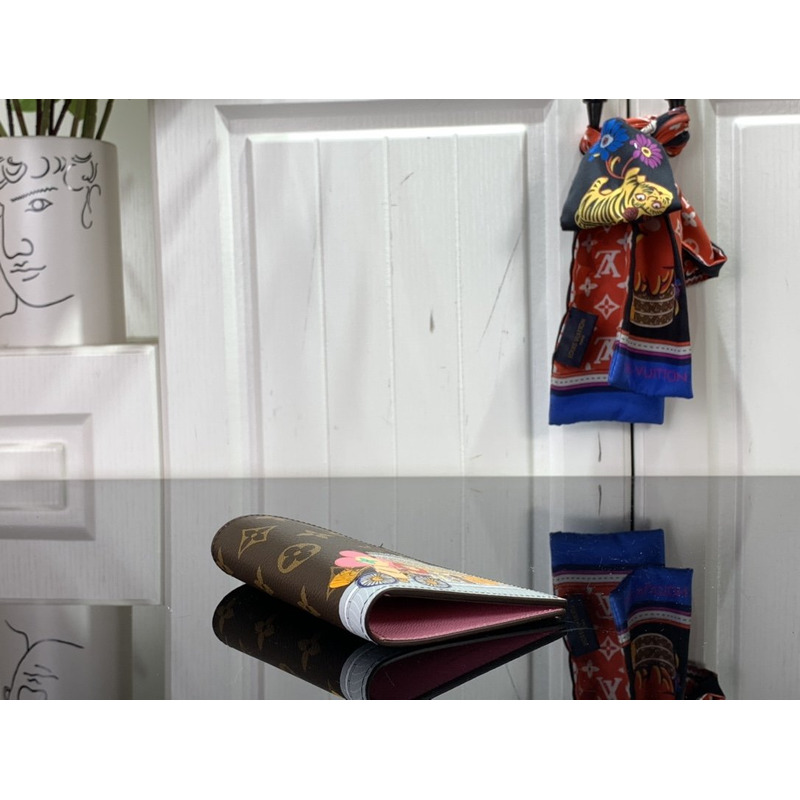 l**is V*t*n paassport cover