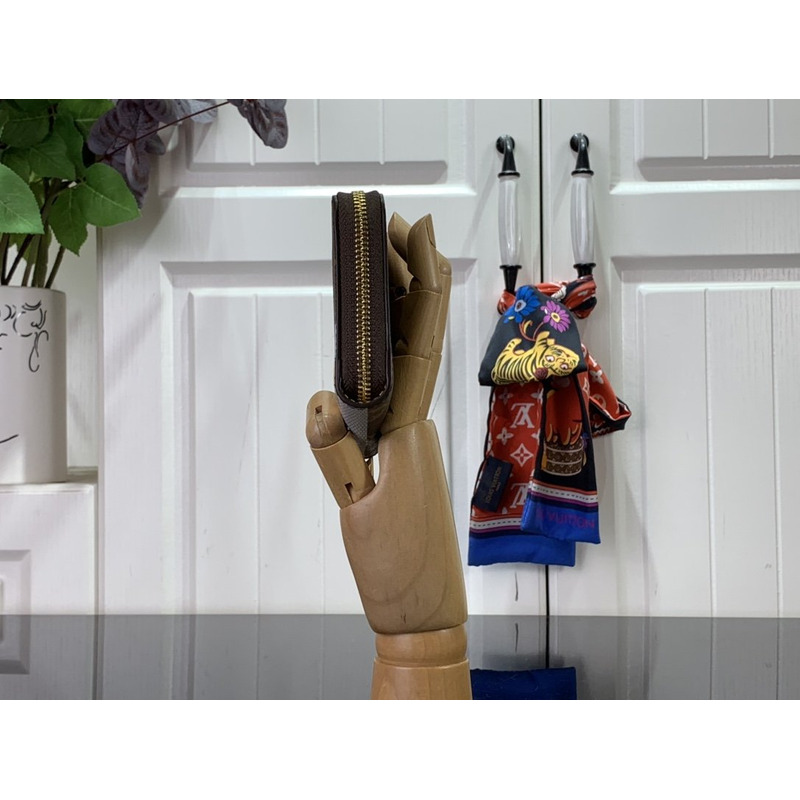 l**is V*t*n zipper coin purse