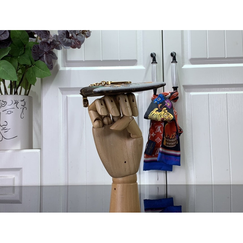 l**is V*t*n m81639 key bag