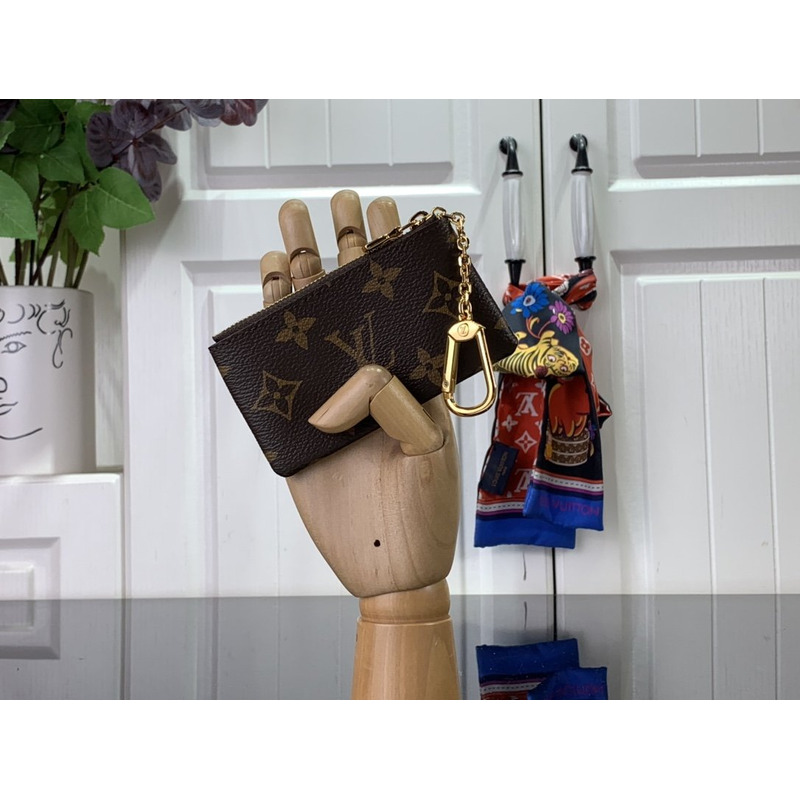 l**is V*t*n m81639 key bag