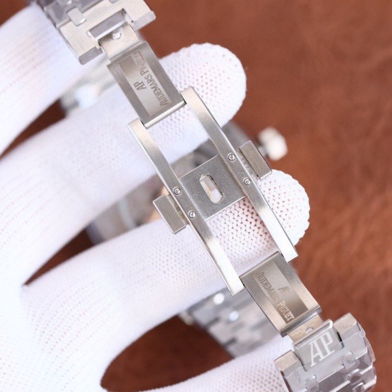 Audemars Piguet Royal Oak \"Jumbo Extra-Thin\" Platinum Green Dial Bracelet