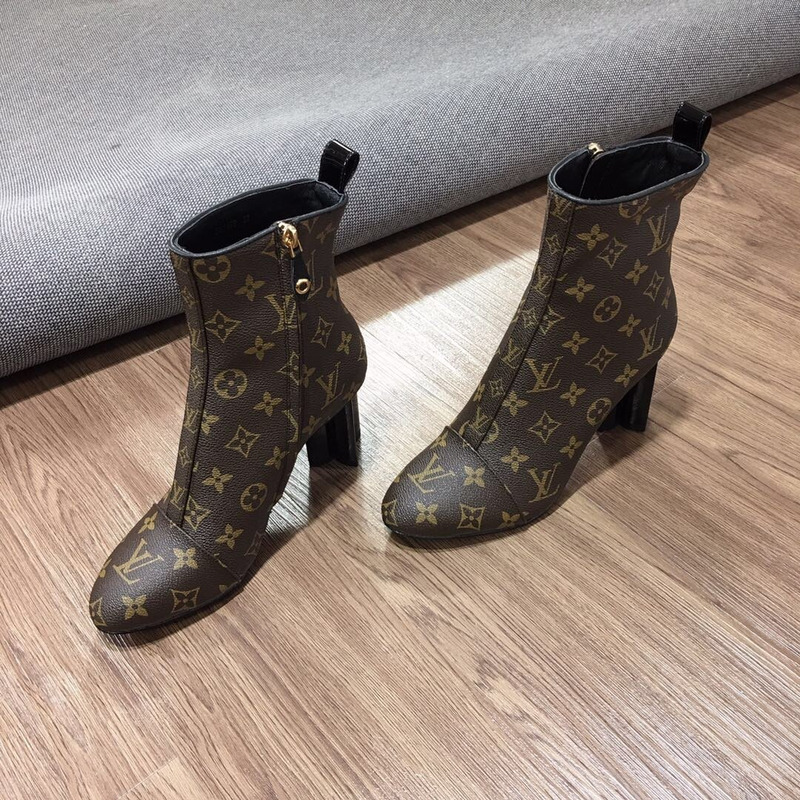 l**is V*t*n silhouette ankle boot in patent monogram canvas-brown