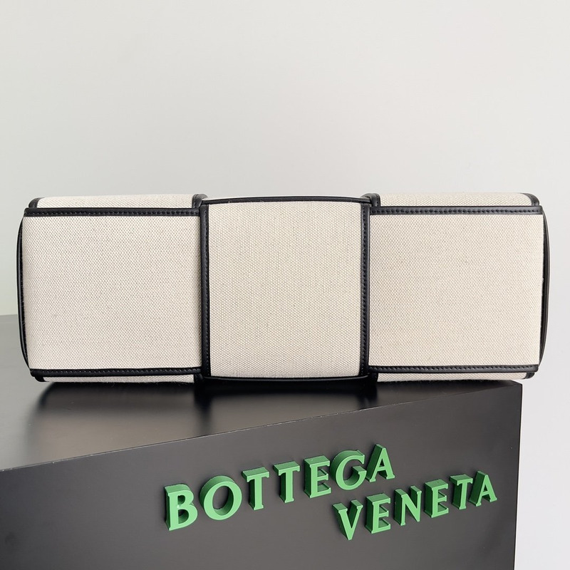 Bo*te*ga ve*ne*ta arco tote beige