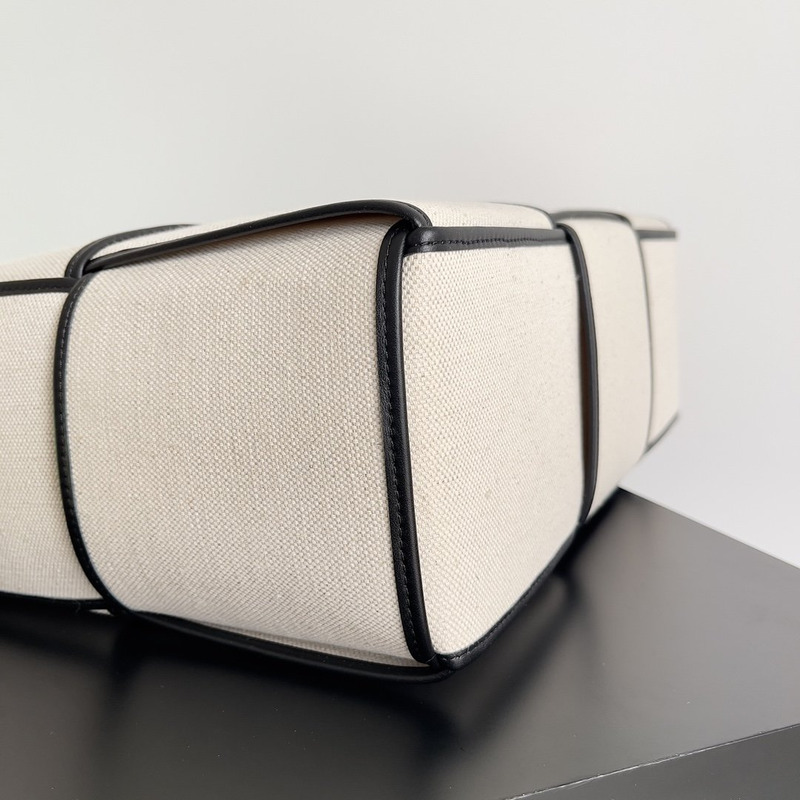 Bo*te*ga ve*ne*ta arco tote beige