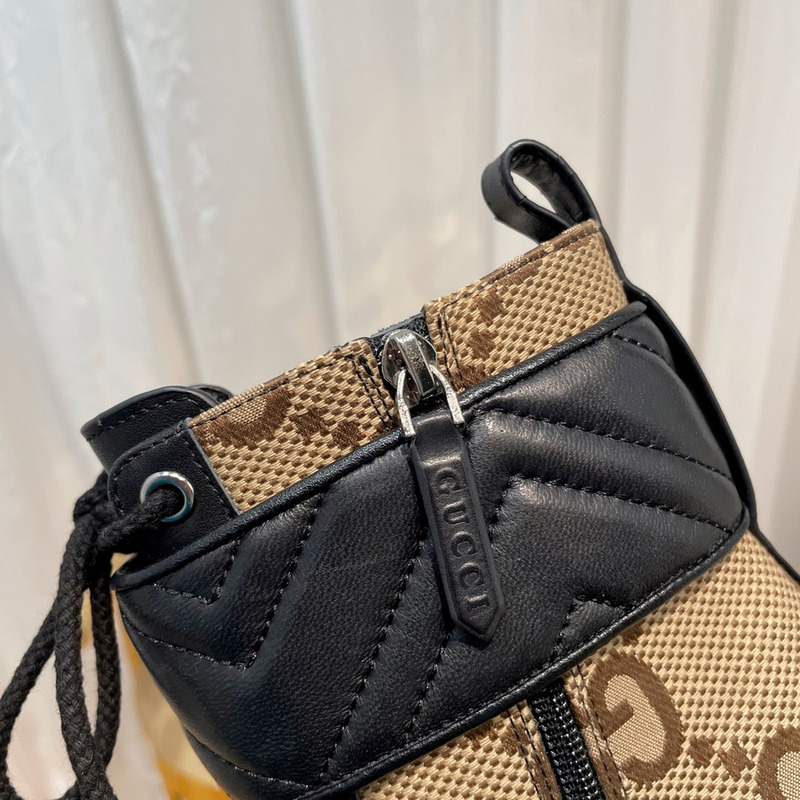 G*u*i logo plaque ankle boots black and brown