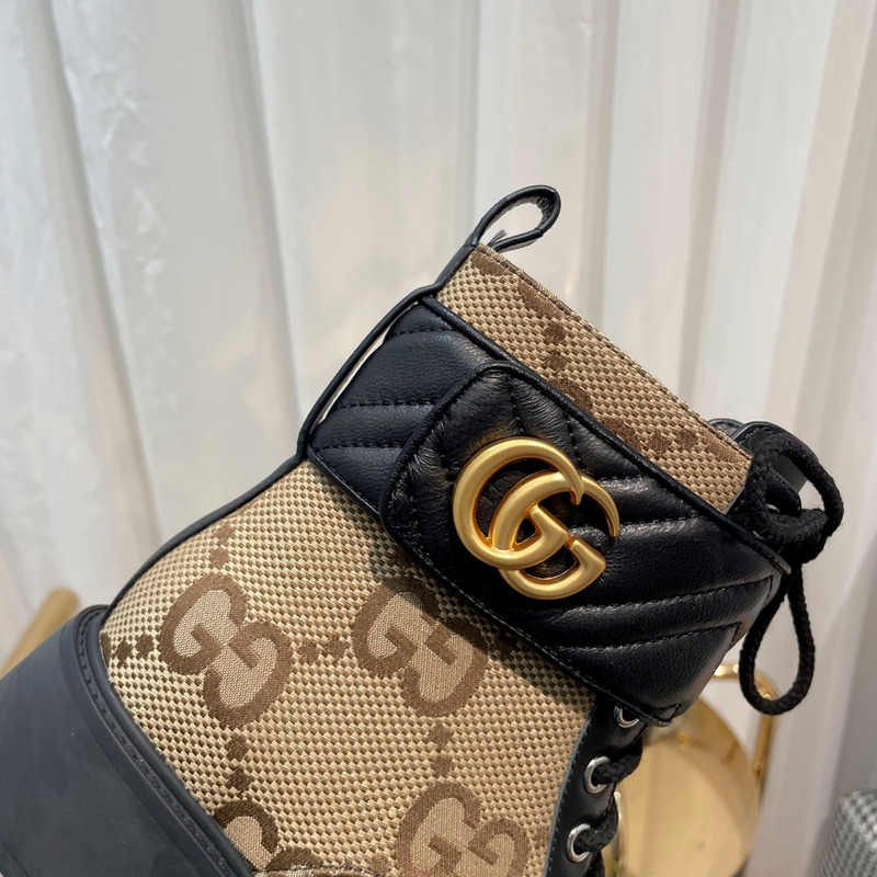 G*u*i logo plaque ankle boots black and brown