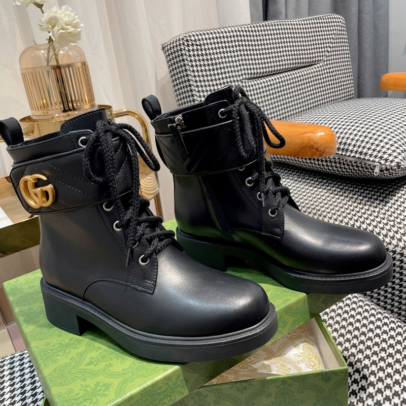 G*u*i logo plaque ankle boots black