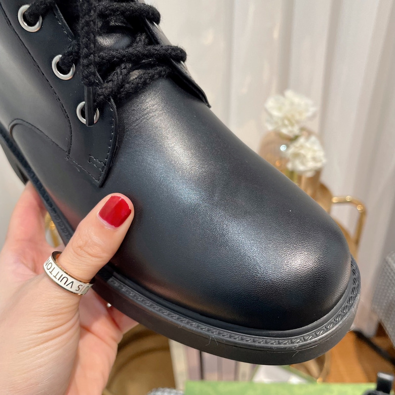 G*u*i logo plaque ankle boots black