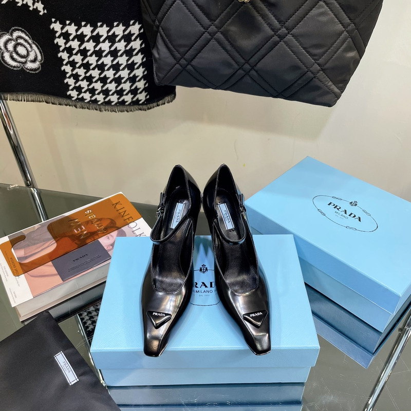 Pra*a glossed-leather pumps black