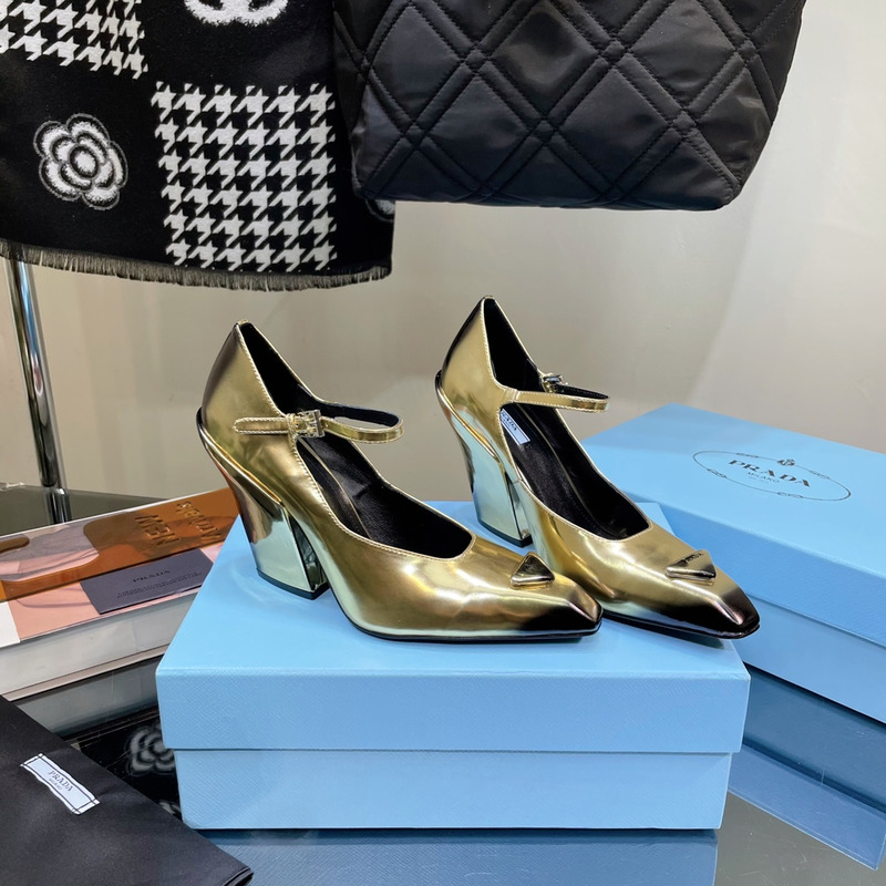 Pra*a glossed-leather pumps platinum