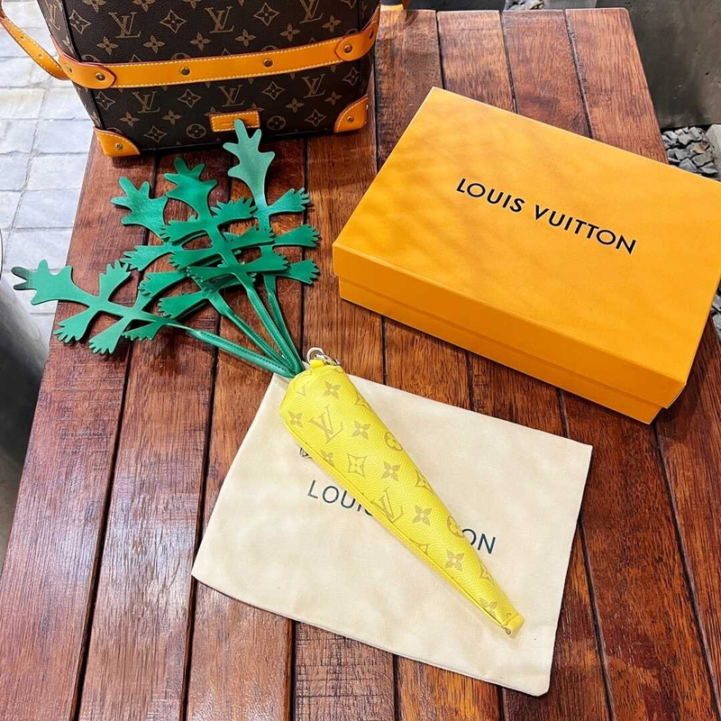 l**is V*t*n carrot bag yellow