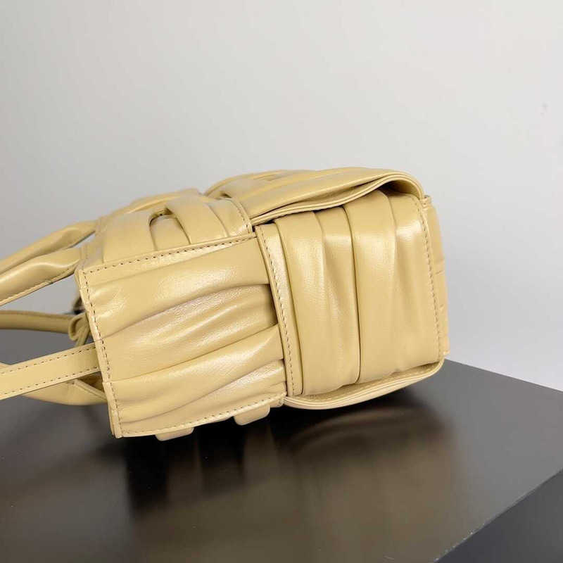 Bo*te*ga ve*ne*ta mini arco tote oatmeal