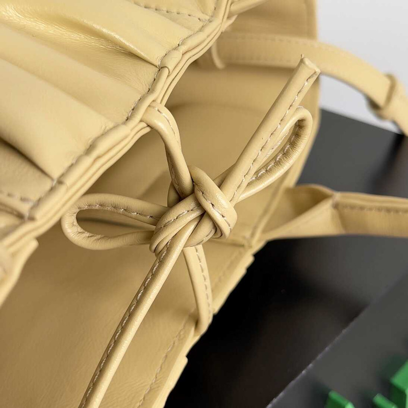 Bo*te*ga ve*ne*ta mini arco tote oatmeal