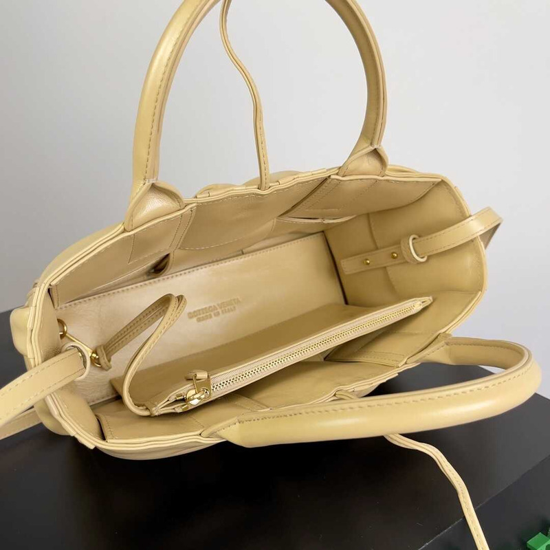 Bo*te*ga ve*ne*ta mini arco tote oatmeal