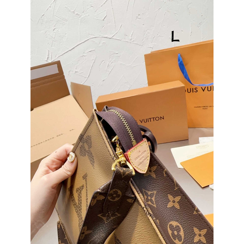 l**is V*t*n toiletry bag with logo