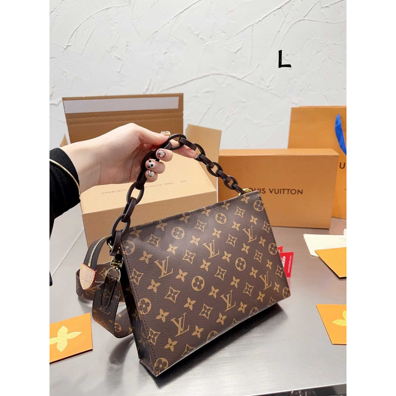 l**is V*t*n toiletry bag