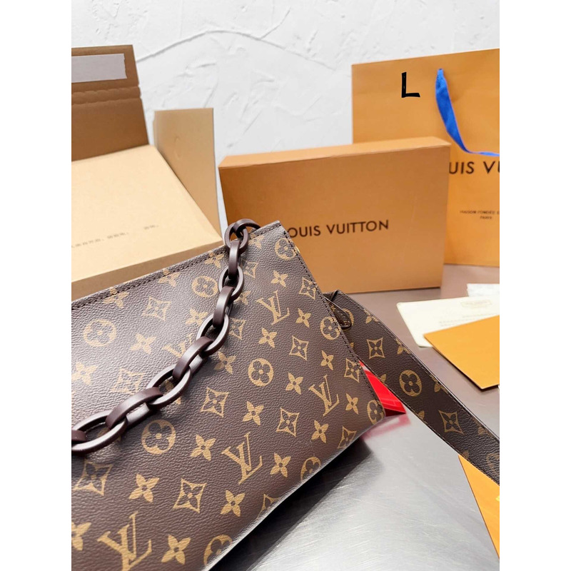 l**is V*t*n toiletry bag