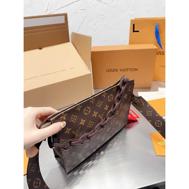 l**is V*t*n toiletry bag