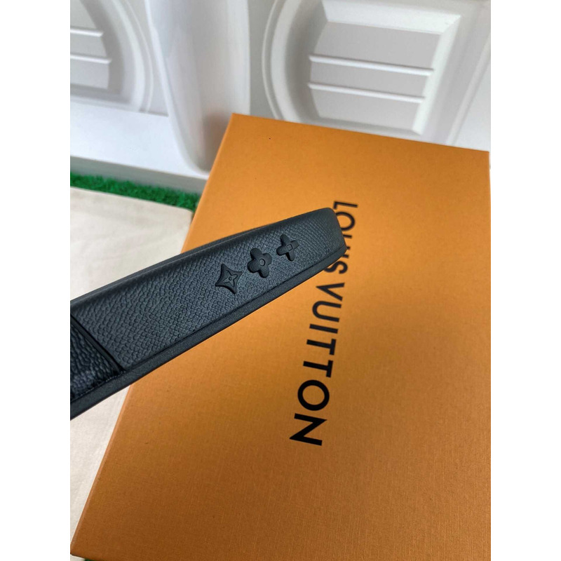 l**is V*t*n waterfront sandals