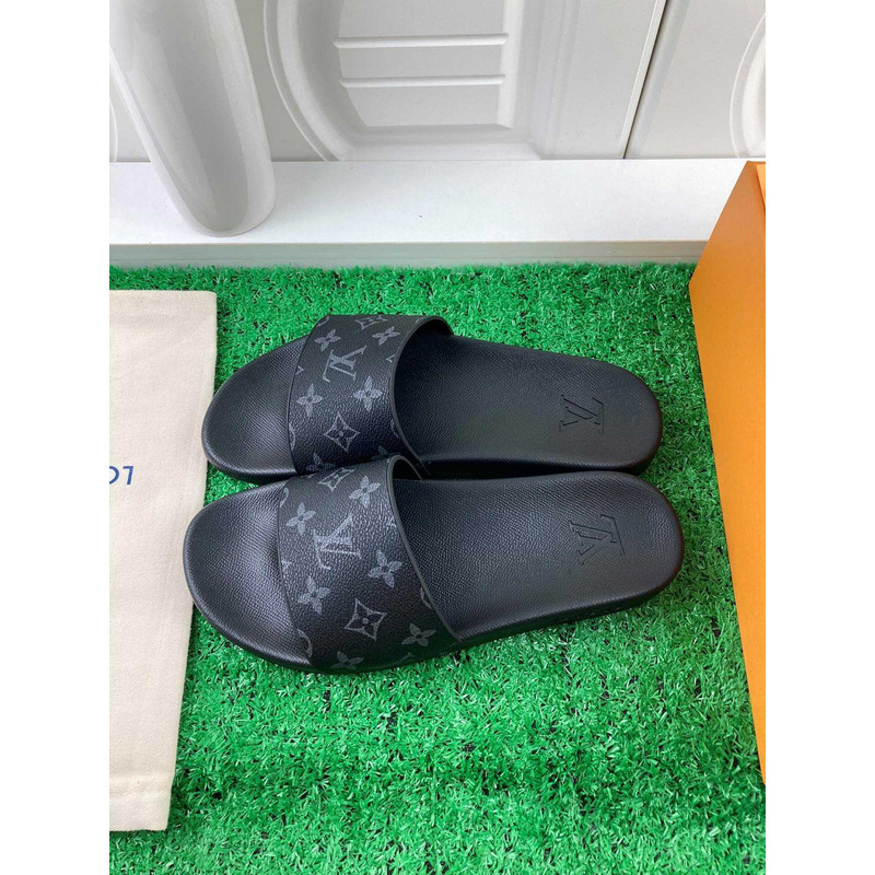 l**is V*t*n waterfront sandals