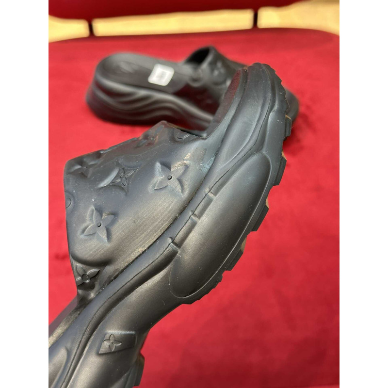 l**is V*t*n pool sandals black