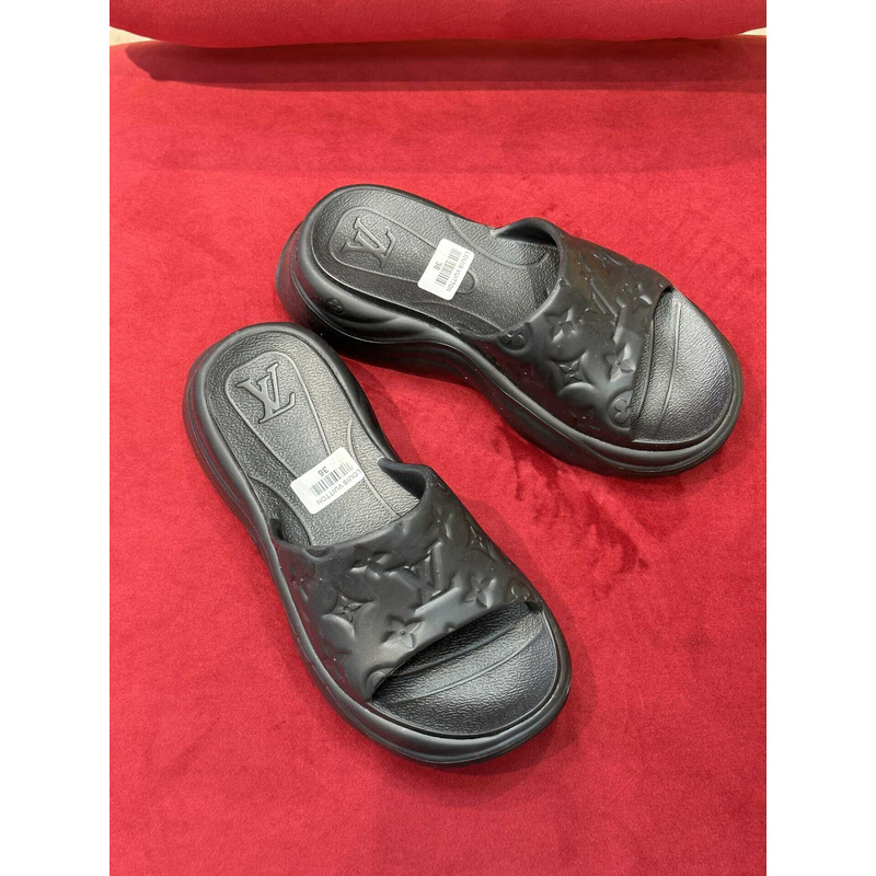 l**is V*t*n pool sandals black