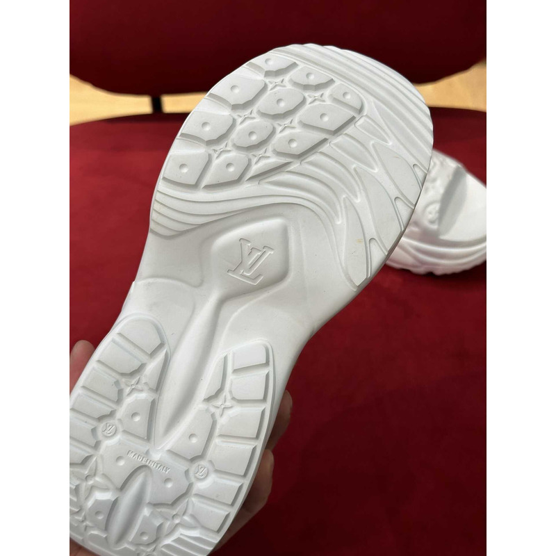 l**is V*t*n pool sandals white