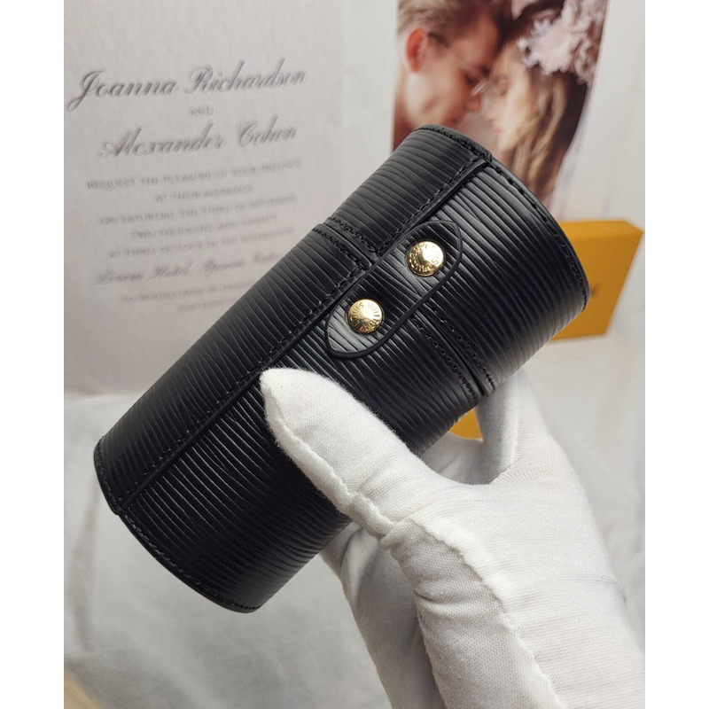 l**is V*t*n travel case - perfume