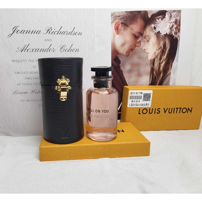 l**is V*t*n travel case - perfume