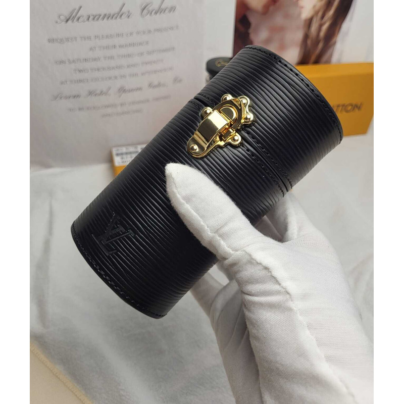 l**is V*t*n travel case - perfume