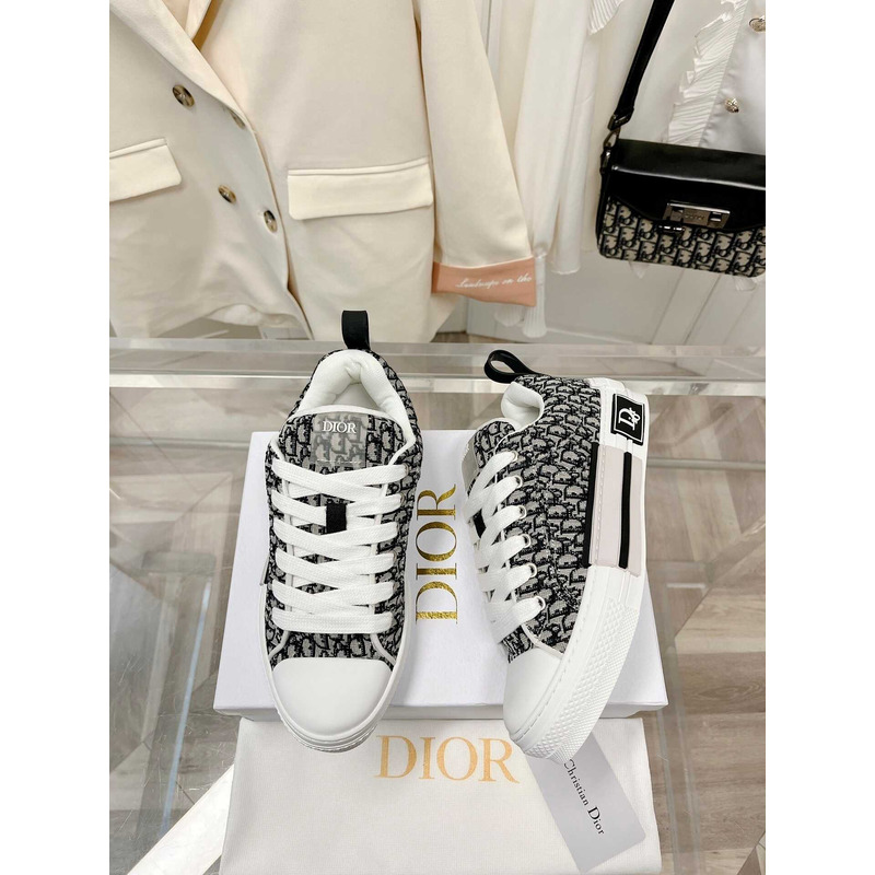 D*or walk \''n\'' sneakers