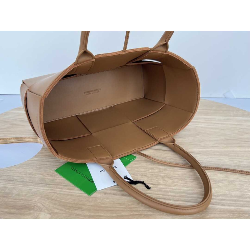 Bo*te*ga ve*ne*ta arco lambskin leather tote bag coffee