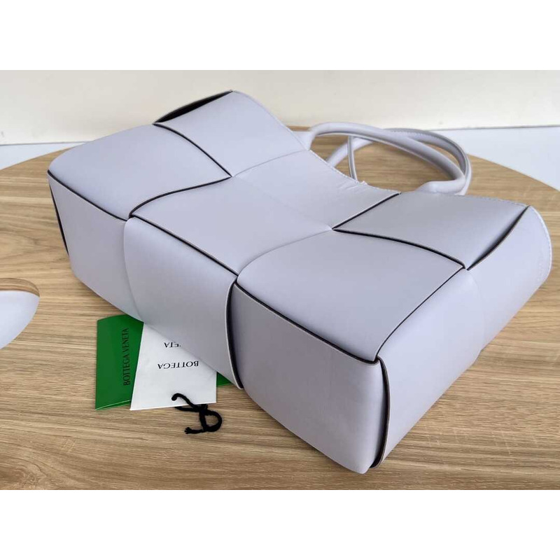 Bo*te*ga ve*ne*ta arco lambskin leather tote bag pale purple