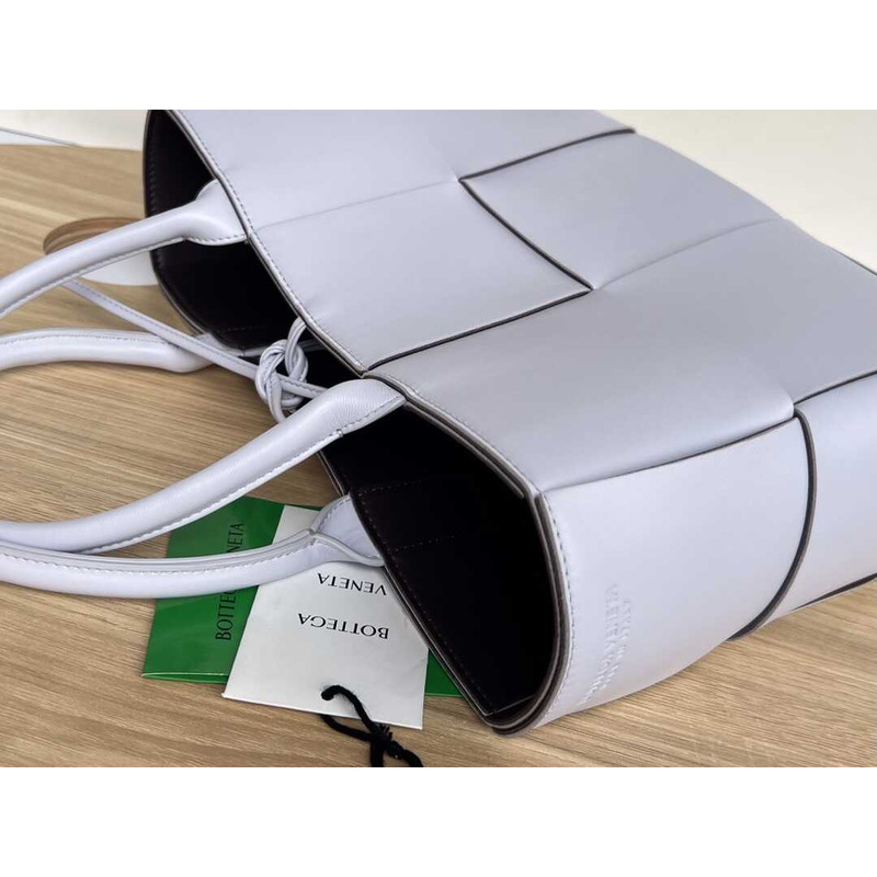 Bo*te*ga ve*ne*ta arco lambskin leather tote bag pale purple