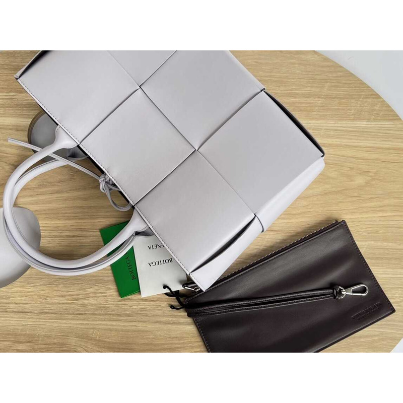 Bo*te*ga ve*ne*ta arco lambskin leather tote bag pale purple