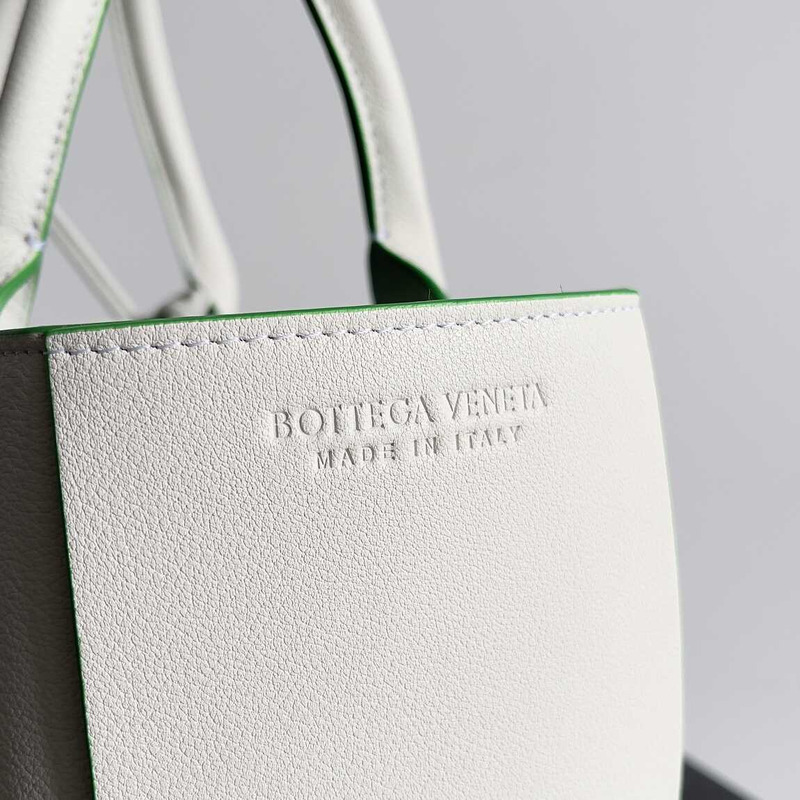 Bo*te*ga ve*ne*ta arco calfskin leather tote bag white