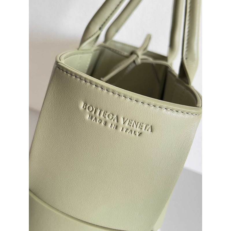 Bo*te*ga ve*ne*ta arco lambskin leather tote bag green brown