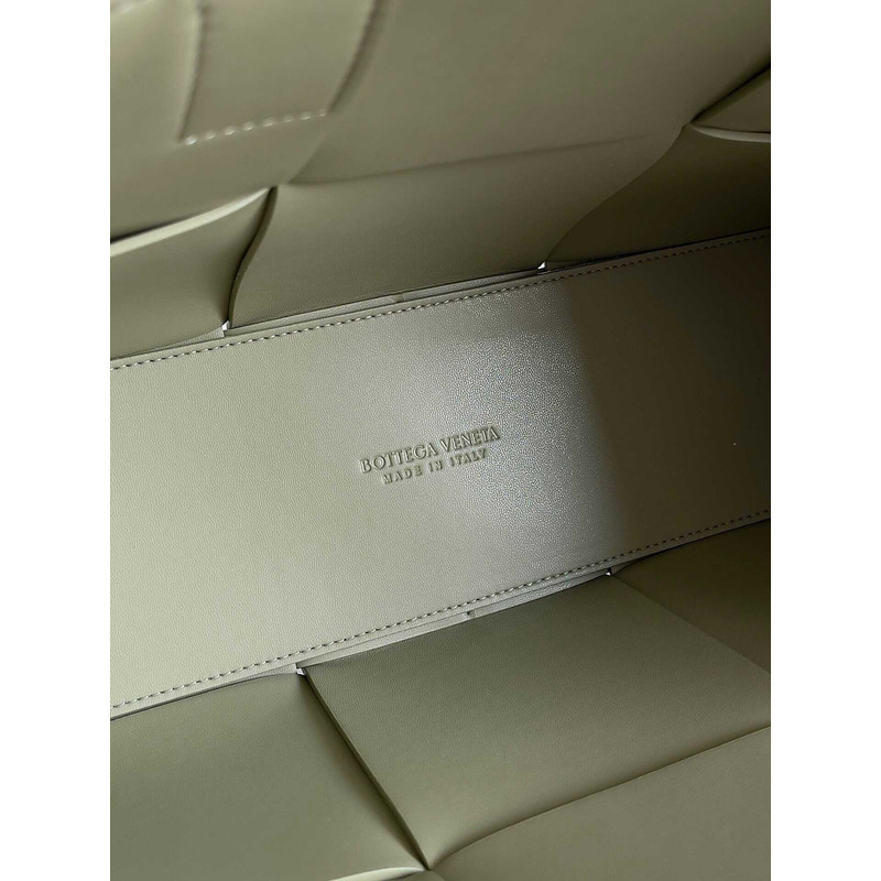Bo*te*ga ve*ne*ta arco lambskin leather tote bag green brown