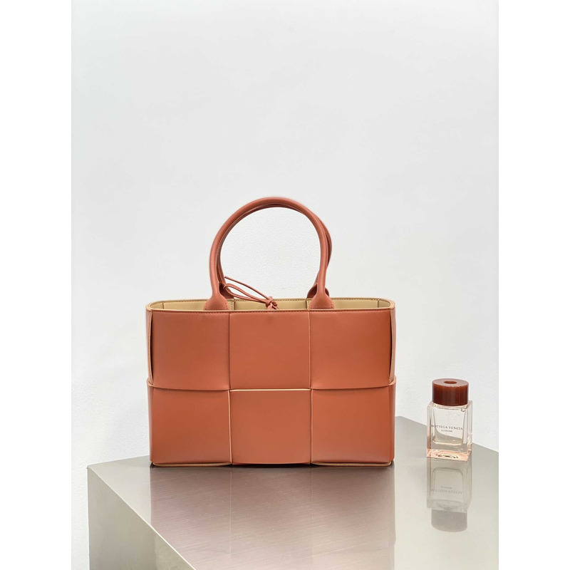 Bo*te*ga ve*ne*ta arco lambskin leather tote bag brown