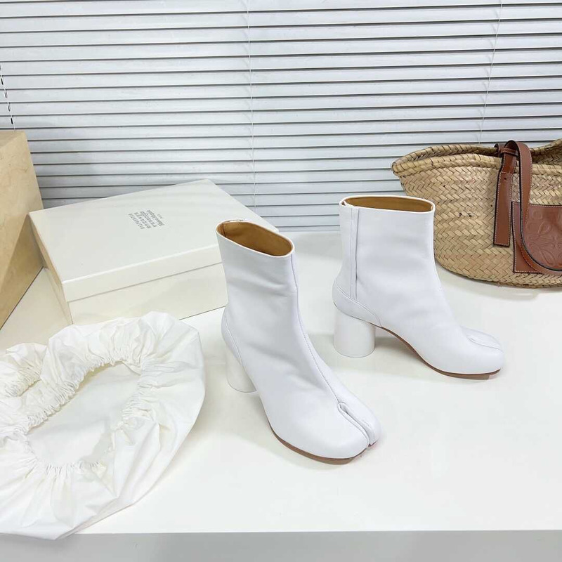 ma*s*n Ma*i*la tabi calfskin boots white