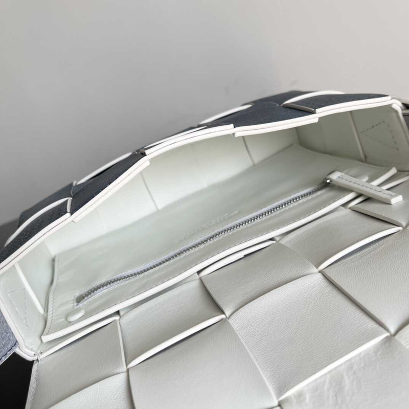 bottege Ve*ne*ta cassette bag blue white