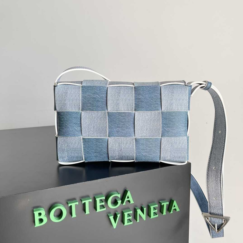 bottege Ve*ne*ta cassette bag blue white