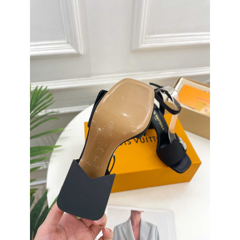 l**is V*t*n shake sandal black with white logo