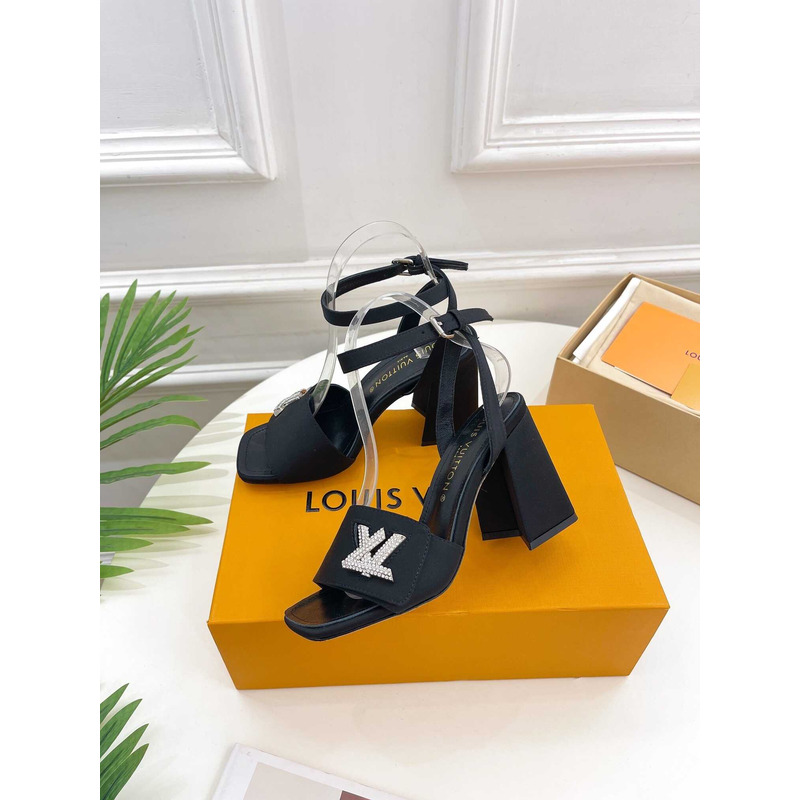 l**is V*t*n shake sandal black with white logo