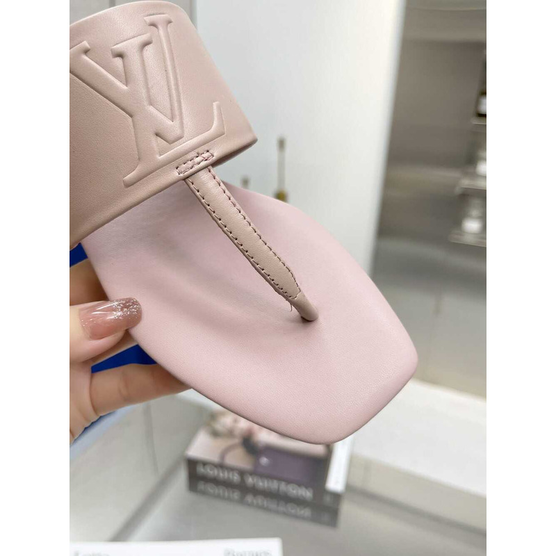 l**is V*t*n drapy flat thong nude