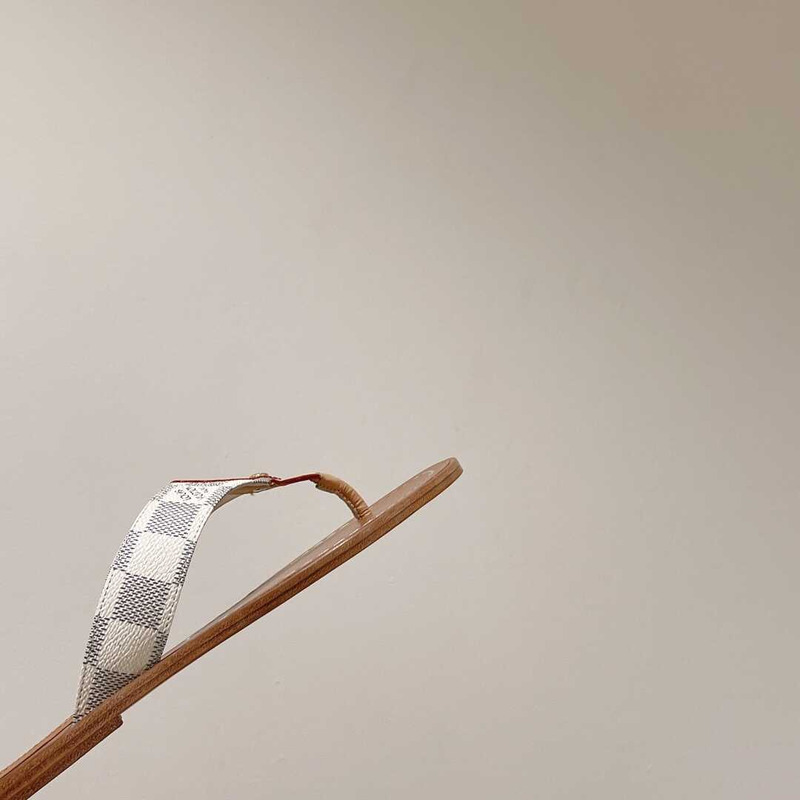 l**is V*t*n sunny flat thong slides