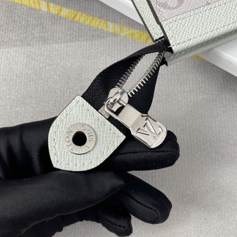 l**is V*t*n message bag white